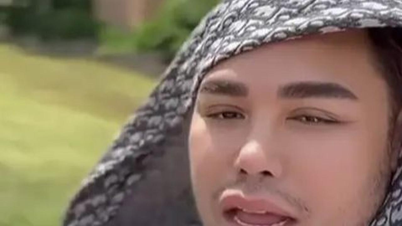 Untuk mencapai lokasi masjid, Ivan Gunawan harus menempuh perjalanan dengan mengendarai sepeda motor.
