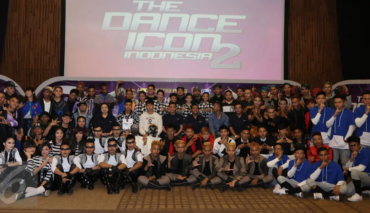 Sejumlah Dance Crew beserta juri dan mentor saat berpose usai jumpa pres The Dance Icon Indonesia 2 di SCTV Tower, Jakarta, Rabu (2/3/2016). Sebanyak 16 Dance Crew akan kembali bersaing di The Dance Icon Indonesia 2. (Liputan6.com/Herman Zakharia)