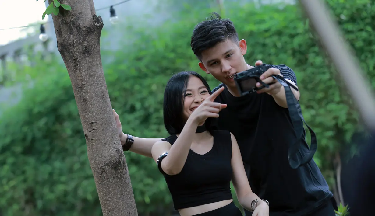 Duo Soundwave digawangi penyanyi Rinni Wulandari dan Jevin Julian. Dalam proyek perdananya, ia membuat video klip untuk single 'Salah'. (Adrian Putra/Bintang.com)