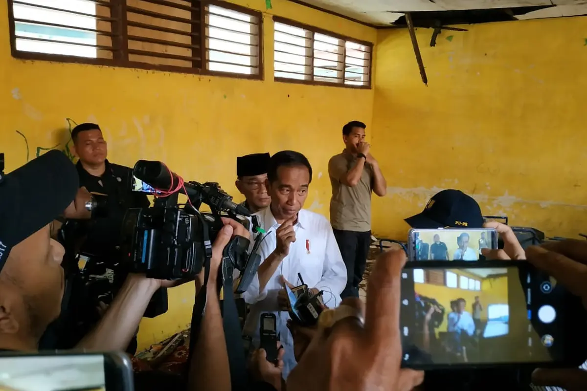 Jokowi melakukan inspeksi ke SMPN 1 Muara Gembong (Liputan6.com/Lizsa)