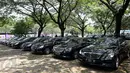 Mobil-mobil mewah terparkir di Parkir Timur (Parkit) Senayan, Jakarta Pusat, Rabu (3/1). Mobil-mobil tersebut disiapkan untuk rombongan Raja Arab Saudi Salman bin Abdulaziz al-Saud saat melakukan kunjungan kenegaraan di Jakarta. (Liputan6.com/Johan Tallo)