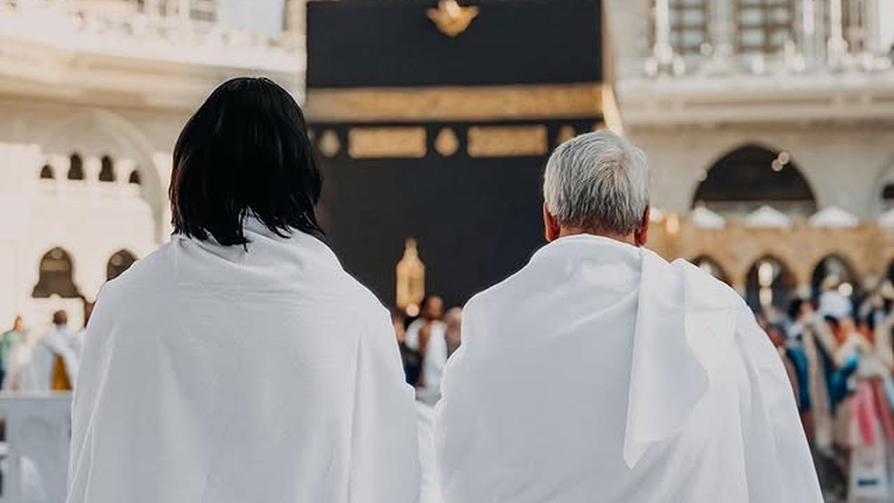 Dikira Non-Muslim, 7 Potret Sean Gelael Jalankan Ibadah Umrah Bersama Keluarga - Tampil dengan Rambut Gondrong