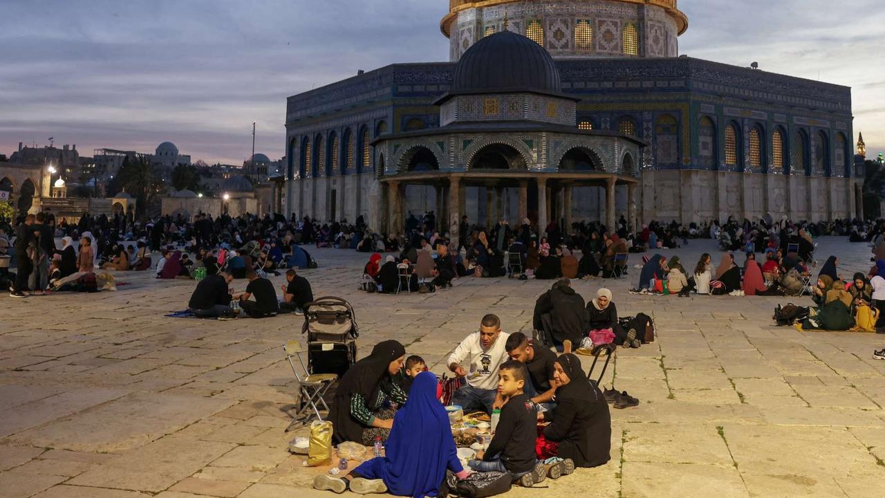 FOTO: Indahnya Warga Palestina Buka Puasa Bersama di Kompleks Masjid Al Aqsa