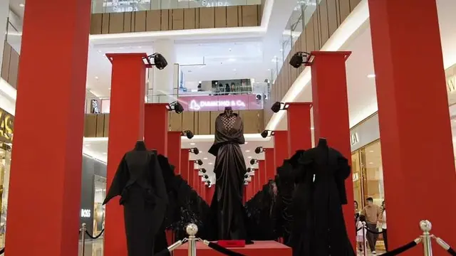 Menpar Widi Wardhana Resmikan Pameran Gaya Archive, Koleksi Serba Hitam Desainer Indonesia Jadi Sorotan