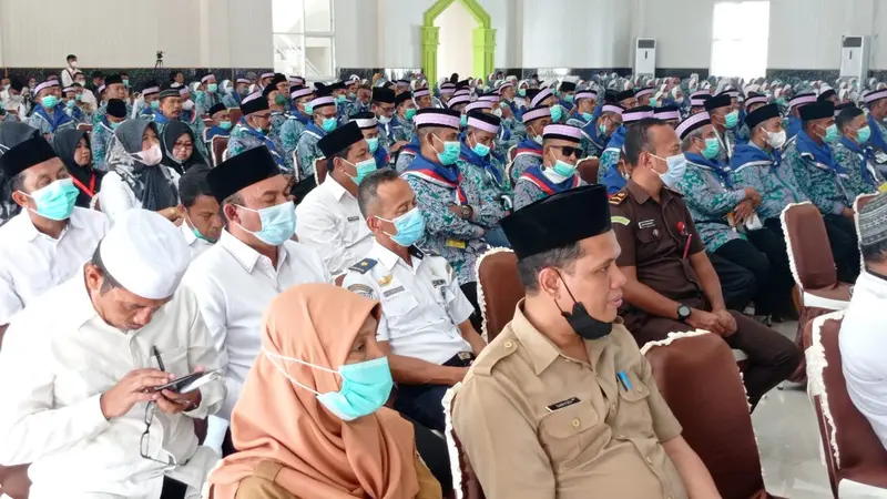 Sebanyak 927 jemaah haji Sulawesi Tenggara dilepas menuju emberkasih Sultan Hasanuddin, gubernur berpesan agar calon haji tidak membuat gerakan tambahan selama berada di tanah suci.(Liputan6.com/Ahmad Akbar Fua)