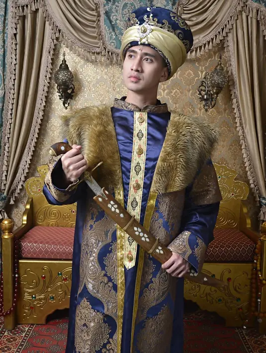 Tampil garang sambil memegang pedang, sosok Verrell ini menuai banyak pujian dari netizen dalam kolom komentar di Instagramnya. Sambil menulis keterangan "Admiral General Verrelldeen" banyak netizen pun menanggapi unggahan tersebut dengan berbagai komentar kocak. Termasuk para selebriti yang menyebut Verrell sudah cocok jadi Pangeran Turki.(Liputan6.com/IG/@bramastavrl)