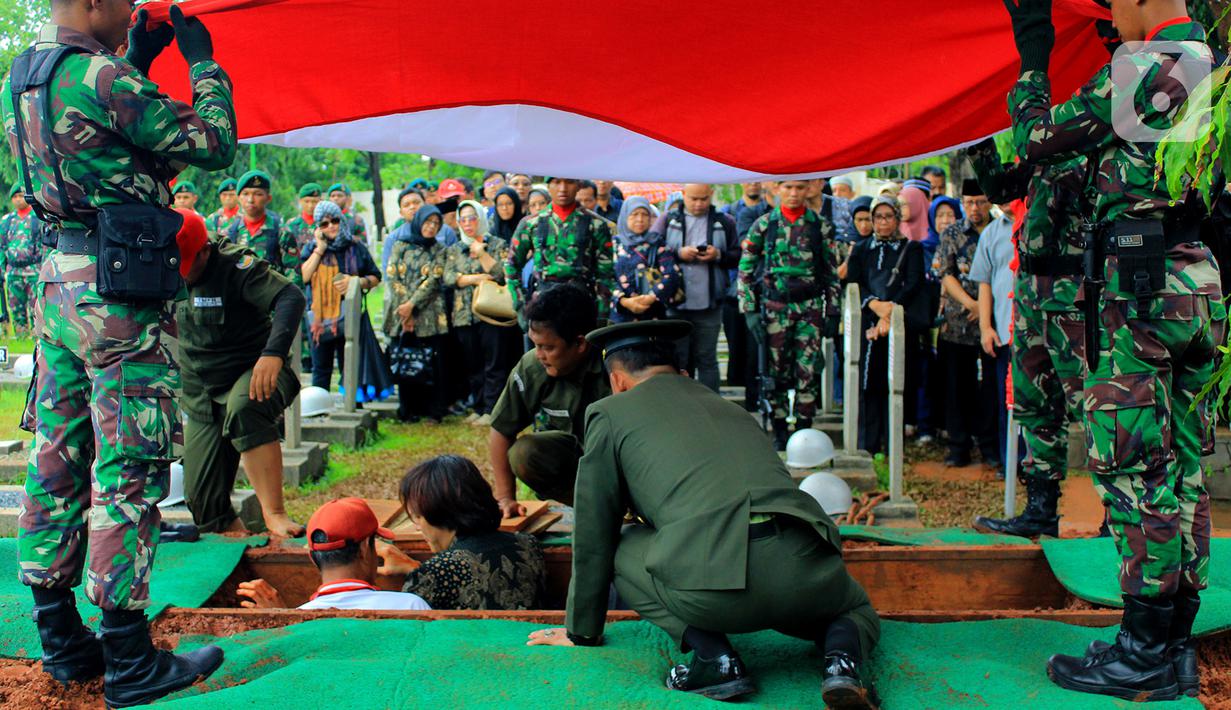 Prosesi pemakaman Mantan Menteri Urusan Peranan Wanita, Siti Aminah Sugandhi atau lebih dikenal Mien Sugandhi di TMPN Kalibata, Jakarta, Senin (6/1/2020). Mien menjabat sebagai MUPW pada era Presiden Soeharto, 1993 hingga 1998. (merdeka.com/magang/ Muhammad Fayyadh)