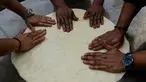 Koki India menyiapkan adonan untuk membuat roti goreng yang dikenal dengan sebutan Bhatura, India, New Delhi, Kamis (6/4). Penyelenggara berharap Bhatura buatan mereka bisa memecahkan rekor Bhatura terbesar di India. (AFP PHOTO / SAJJAD HUSSAIN)