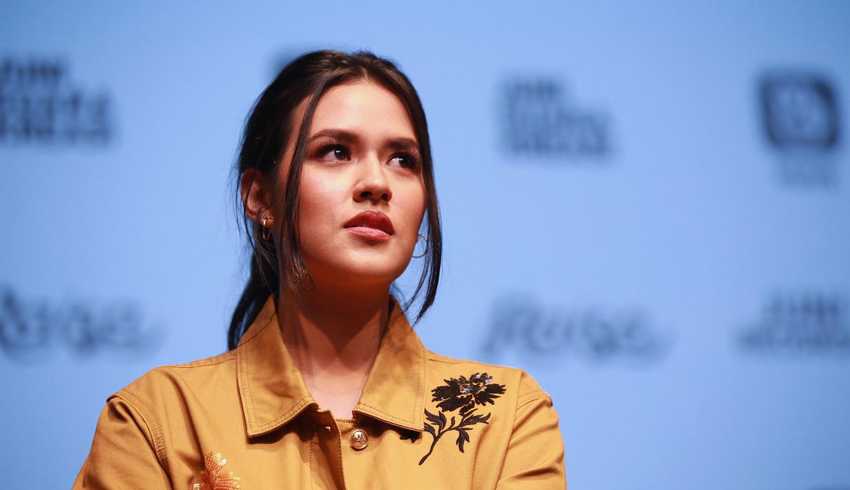 Istri dari Hamish Daud ini merilis single baru berjudul "Kembali". Raisa tampak menawan dengan atasan kuning yang membuatnya tampil segar. Raisa rupanya tak bisa lama-lama menahan rindu untuk berkarya kembali di dunia hiburan (Deki Prayoga/Kapanlagi)