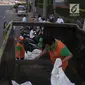 Petugas membawa sampah plastik ke dalam truk selama program World Cleanup Day di Kawasan Bundaran HI, Jakarta, Sabtu (15/9). Kegiatan ini diikuti oleh berbagai kalangan dari masyarakat, anak-anak sekolah. (Merdeka.com/Imam Buhori)