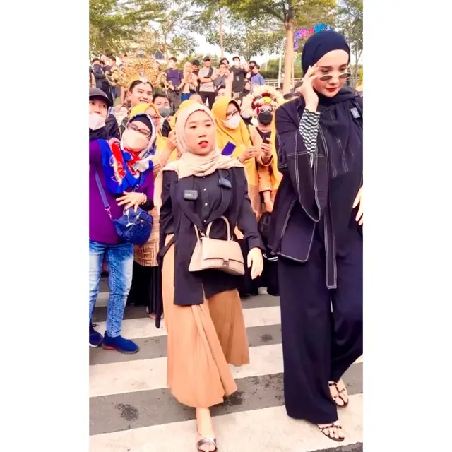 Adu Gaya 6 Artis Melenggang di Citayam Fashion Week, Terbaru Rina Nose hingga Zaskia Sungkar