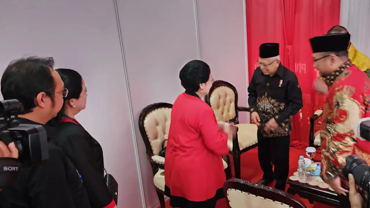 Ketum PDIP Megawati Soekarnoputri, Ketua DPP PDIP Puan Maharani, dan Prananda Prabowo, tampak menyambut kedatangan Wakil Presdien Ma’ruf Amin dan Menteri Agama (Mwnag) Yaqut Cholil Qoumas di ruang VVIP Stadion Utama GBK.