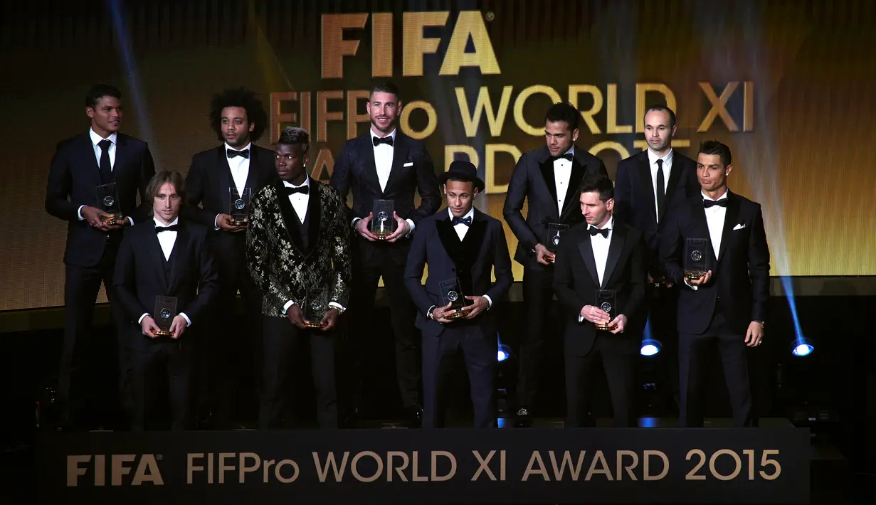Para pemain yang terpilih dalam FIFA FIFPro World XI 2015 berpose saat acara pemberian penghargaan FIFA Balon d'Or 2015 di Kongresshaus, Zurich, Swiss, Selasa (12/1/2016) dini hari WIB. (AFP/Olivier Morin)