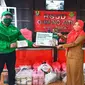 Manajemen perusahaan aplikator Grab Cirebon saat mengirim ratusan makanan kepada tenaga medis covid-19 sebagai dukungan terhadap perlawanan covid-19. Foto (Liputan6.com / Panji Prayitno)