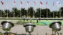 Pekerja membersihkan kolam air mancur di halaman depan Gedung Parlemen MPR/DPR-DPD, Senayan, Jakarta, Sabtu (4/8). Pembersihan kolam ini untuk persiapan menyambut pidato kenegaraan Presiden dalam Sidang Tahunan MPR. (Liputan6.com/Johan Tallo)