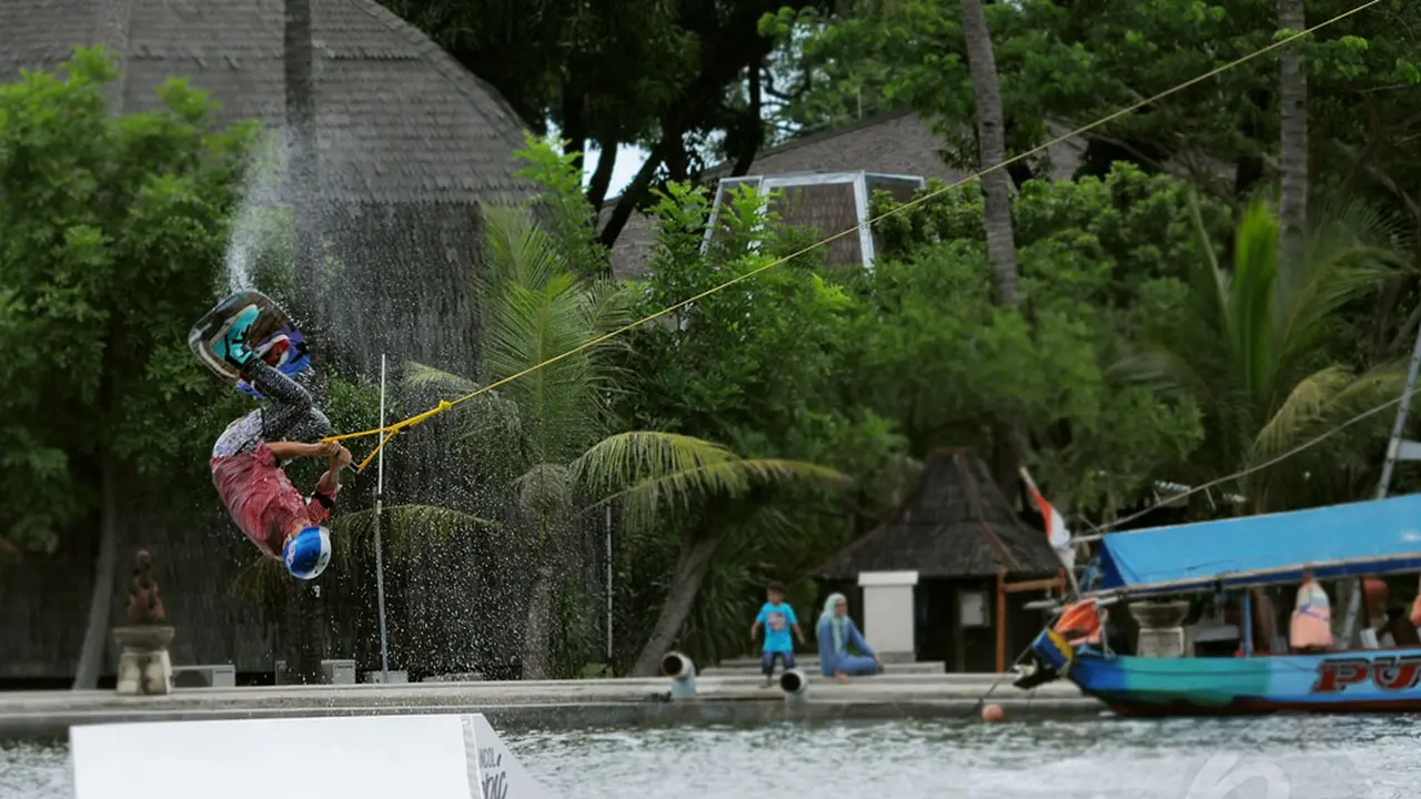 Liburan, Wisatawan Padati Pantai Ancol