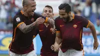 Pemain Roma melakukan selebrasi usai bobol gawang Carpi (Reuters)