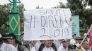 Massa dari SP PD Pasar Jaya mmebawa poster saat menggelar unjuk rasa di Balai Kota DKI Jakarta, Rabu (31/1). Mereka menuntut untuk menghentikan rekrutmen tenaga profesional yang melanggar peraturan Pasar Jaya SK 65 Tahun 2016. (Liputan6.com/Faizal Fanani)