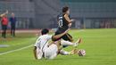Bek Persija Jakarta, Muhammad Ferrari harus jatuh bangun mengejar Egy Maulan Vikri dalam laga pekan ke-22 BRI Liga 1 2024/2025 Dewa United vs Persija Jakarta di Stadion Pakansari, Sabtu (8/2/2025). (Bola.com/Abdul Aziz)