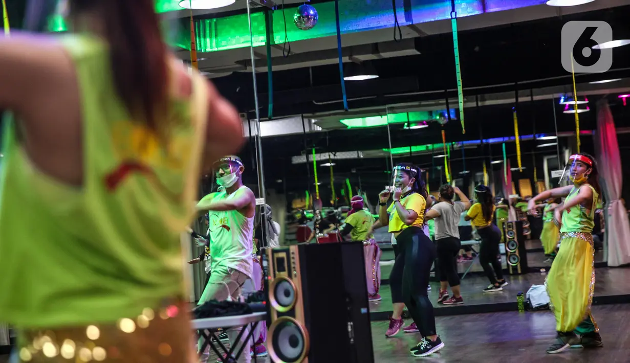 Instruktur mengenakan masker dan face shield pada sesi kelas senam Bolly’D (Bollywood Fitness Dance) di Raga Studio, Jakarta, Senin (15/6/2020). Beberapa pusat kebugaran menerapkan protokol kesehatan untuk mencegah penularan Covid-19. (Liputan6.com/Faizal Fanani)