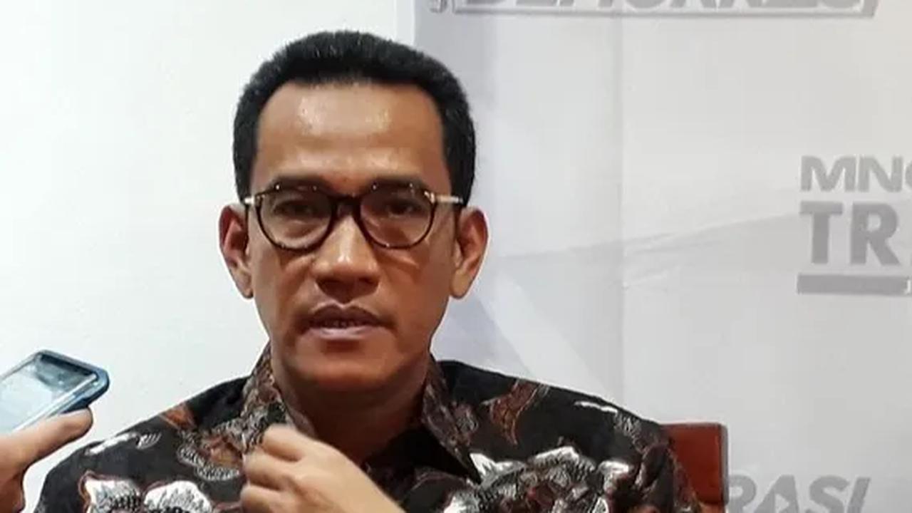 Dalam laporanya, Lisman turut menyeret nama Refly Harun sebagai pemilik akun. Menurut dia, akibat rekaman video yang disebarkan Refly Harun memunculkan kegaduhan