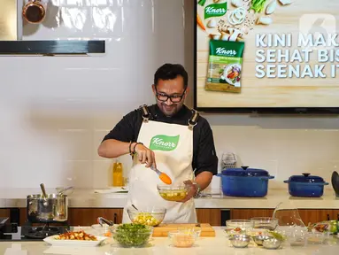 Chef Norman Ismail, membuat masak di sela-sela peluncuran kaldu Knorr Mushroom & Vegetable Seasoning, di Jakarta. Kaldu yang mengombinasikan ekstrak jamur serta mirepoix hadir untuk membantu para pebisnis kuliner menambah kelezatan menu sehat, termasuk plant-based foods. (Liputan6.com/HO/Ading)