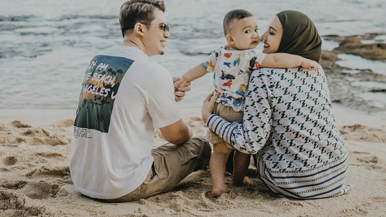 Zaskia Sungkar dan Keluarga