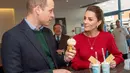 Pangeran William dan Kate Middleton berbincang sambil menikmati es krim saat mengunjungi Joe's Ice Cream di kawasan Mumbles, Wales Selatan, Selasa (4/2/2020). William dan Kate Middleton tengah dalam kunjungan ke kawasan Wales Selatan saat mampir ke Joe's Ice Cream. (ARTHUR EDWARDS/POOL/AFP)