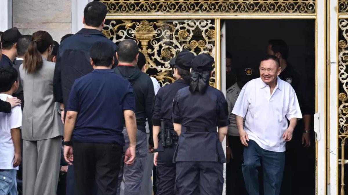 Mantan PM Thailand Thaksin Shinawatra bebas bersyarat usai 8 bulan penjara di Bangkok.