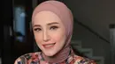 <p>Tampilan Adelia Pasha yang satu ini juga sederhana, tapi menarik untuk ditiru. Menggunakan hijab dari syal panjang yang kemudian sisa kainnya dililitkan di leher, membuat tampilan yang clean, tinggal dipadu padan dengan outfitmu. Foto: Instagram.</p>