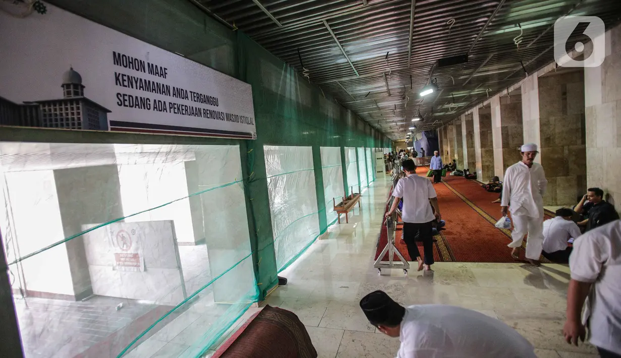 Jemaah merapikan karpet usai melaksanakan salat Jumat di samping renovasi Mesjid Istiqlal, Jakarta, Jumat (1/11/2019). Renovasi ditargetkan rampung pada Maret 2020 sehingga dapat dimanfaatkan pada Bulan Ramadan tahun depan. (Liputan6.com/Faizal Fanani)