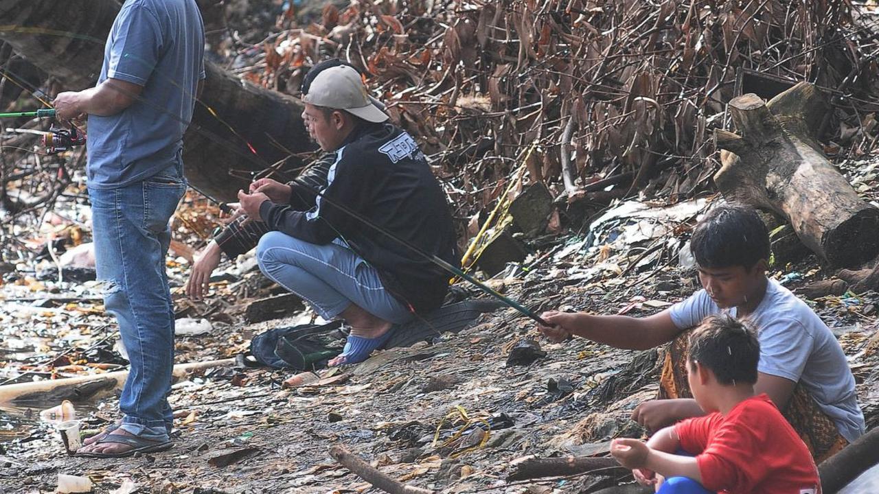 Sejumlah anak memancing ikan saat menanti waktu berbuka puasa di Situ Cicadas, Jakarta, Sabtu (16/3/2024). Merdeka.com/Imam Buhori