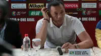 Ekspresi Pelatih Song Lam Nghe An FC, Nguyen Duc Thang saat konferensi pers Piala AFC 2018 di Hotel Grandika, Jakarta, (13/3/2018). Persija akan melawan Song Lam Nghe AN FC. (Bola.com/Nick Hanoatubun)