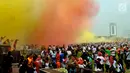 Kemeriahan colour run dalam Festival Damai Millenial Road Safety di Monas, Jakarta, Minggu (23/6/2019). Serbuk warna-warni yang ditembakkan oleh meriam menambah kemeriahan Festival Damai. (merdeka.com/Iqbal Nugroho)