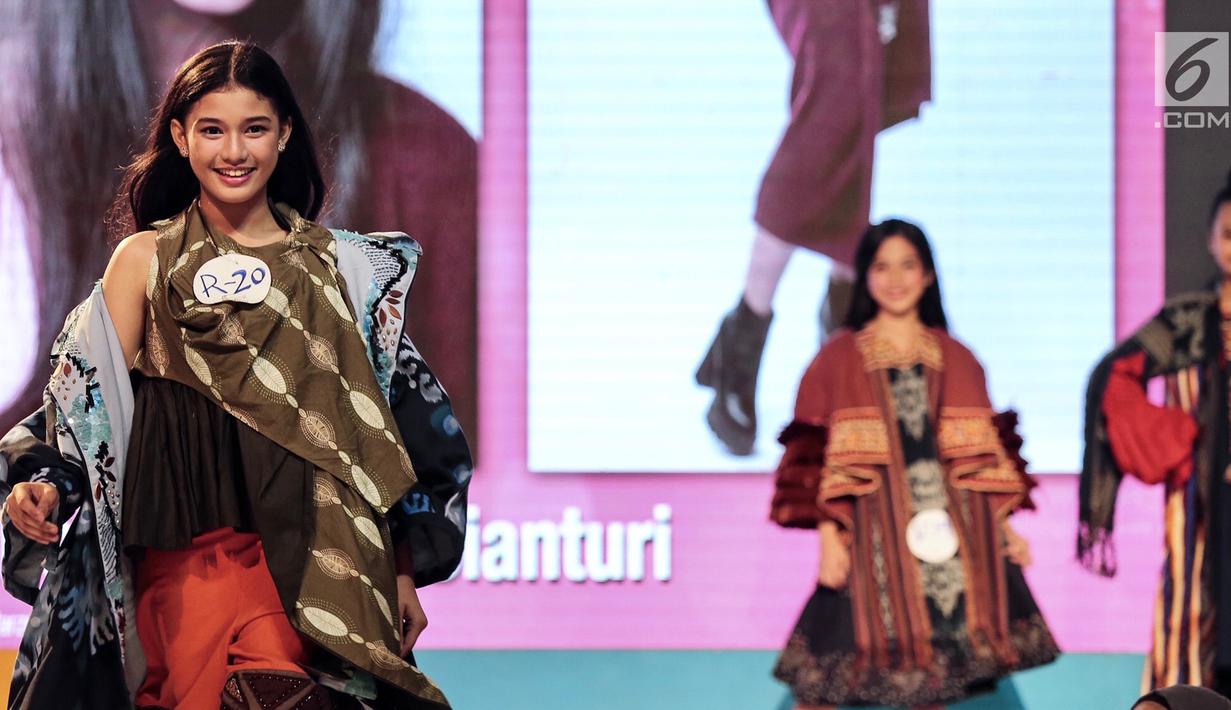 Kontestan membawakan busana pada ajang Plangi Model Hunt 2019 di Plaza Semanggi, Jakarta, Minggu (25/11). Pemilihan model Plangi Model Hunt 2019 yang memasuki tahun ke-14 ini mengusung tema 'City of Style'. (Merdeka.com/Arie Basuki)