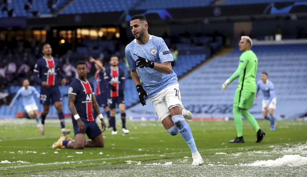 Gelandang Manchester City, Riyad Mahrez melakukan selebrasi usai mencetak gol pertama timnya ke gawang Paris Saint-Germain dalam laga leg kedua semifinal Liga Champions 2020/2021 di Etihad Stadium, Selasa (4/5/2021). Manchester City menang 2-0 atas PSG. (PA via AP/Martin Rickett)