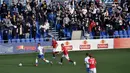 Suasana pertandingan antara FC Minsk melawan FC Dinamo-Minsk pada laga Liga Belarusia, Sabtu (28/3/2020). Di tengah wabah virus Corona, Liga Belarusia tetap digelar seperti biasa bahkan tetap dipadati suporternya. (AFP/Sergei Gapon)