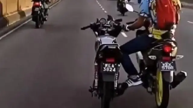 Cara unik membawa dua motor sekaligus (Source: Twitter/txtdarigajelas)