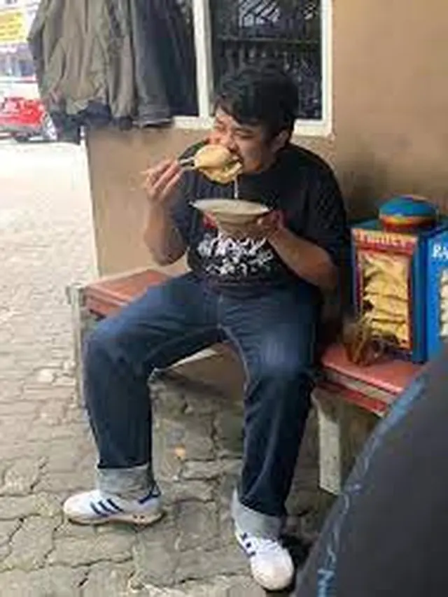 5 Potret Kocak Orang Mempersulit Diri saat Makan Ini Ribet Banget