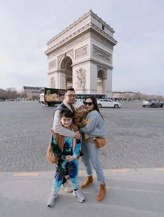 Raffi dan Nagita juga menjalani pemotretan dengan latar belakang salah satu ikon di Paris. Merupakan tempat wisata mewah dan menjadi salah tempat wisata yang sangat populer di Prancis. [Instagram/raffinagita1717]