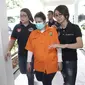 Dhawiya Zaida dikawal petugas saat dihadirkan dalam rilis di Polda Metro Jaya, Jakarta, Sabtu (17/2). Mereka diamankan petugas saat melakukan pesta narkoba di rumahnya dikawasan Cawang. (Liputan6.com/Arya Manggala)