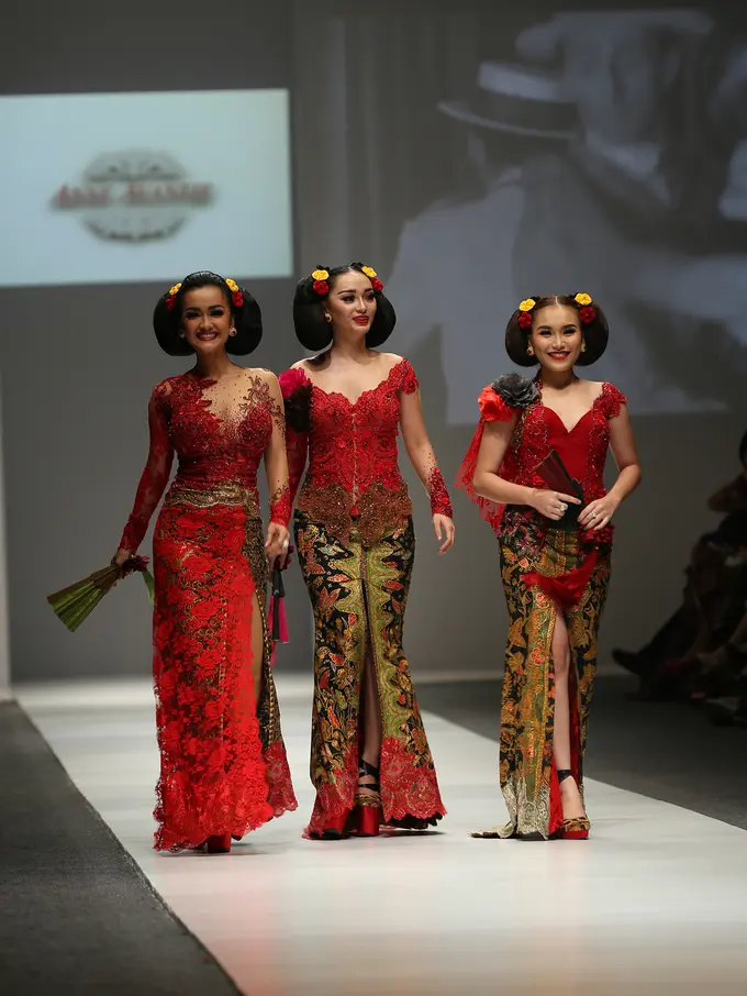 [Bintang] Julia Perez - Ayu Ting Ting - Zaskia Gotik