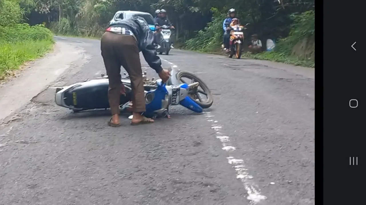 Salah satu pemotor terjatuh di tanjakan Cijapati Kadungora Garut, Jawa Barat, akibat sulit medan yang mesti mereka lalui. (Liputan6.com)