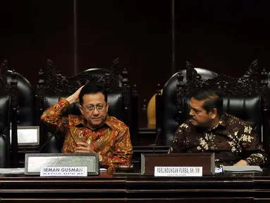 Ketua DPD RI Irman Gusman (tengah) bersama Ketua Komite II DPD Parlindungan Purba (kanan) menjadi pembicara Focus Group Discussion dengan tema Membedah UU Tapera di Gedung Nusantara V, Senayan, Jakarta, Rabu (24/2). (Liputan6.com/JohanTallo)