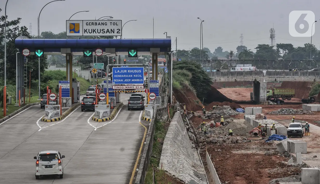 Aktivitas pekerja menyelesaikan proyek Tol Cijago seksi 3 ruas Limo-Kukusan, Tanah Baru, Depok, Jawa Barat, Minggu (3/10/2021). Proyek Tol Cijago seksi 3 ruas Limo-Kukusan diharapkan mulai beroperasi Juni 2022. (merdeka.com/Iqbal S. Nugroho)