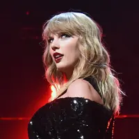 Taylor Swift pernah bekerja sebagai penangkap belalang. Ia bekerja di perkebunan jadi rumah pembelinya tak terkena belalang saat membeli tumbuhan dari tokonya. (Getty Images-Cosmopolitan)