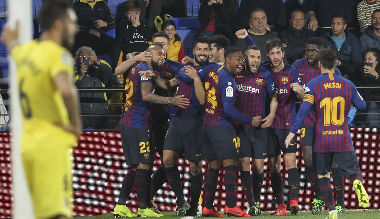 Para pemain Barcelona merayakan gol yang dicetak oleh Luis Suarez ke gawang Villarreal pada laga La Liga 2019 di Stadion Ceramica, Selasa (2/4). Kedua tim bermain imbang 4-4. (AP/Alberto Saiz)