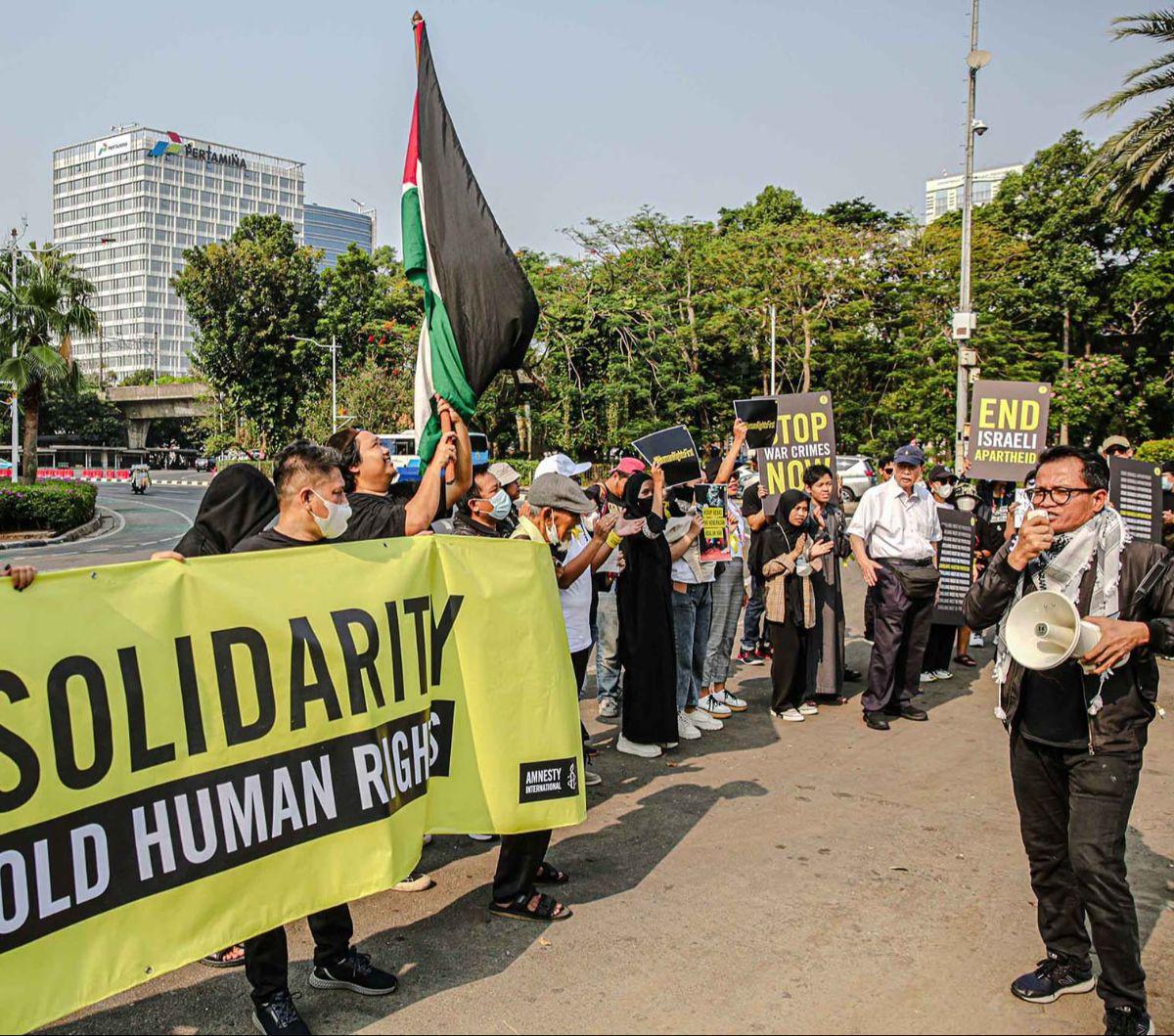 Massa dari Amnesty International Indonesia dan aktivis Hak Asasi Manusia (HAM) menggelar aksi unjuk rasa di depan Gedung Kedutaan Amerika Serikat, Jakarta, Jumat (27/10/2023).&nbsp;