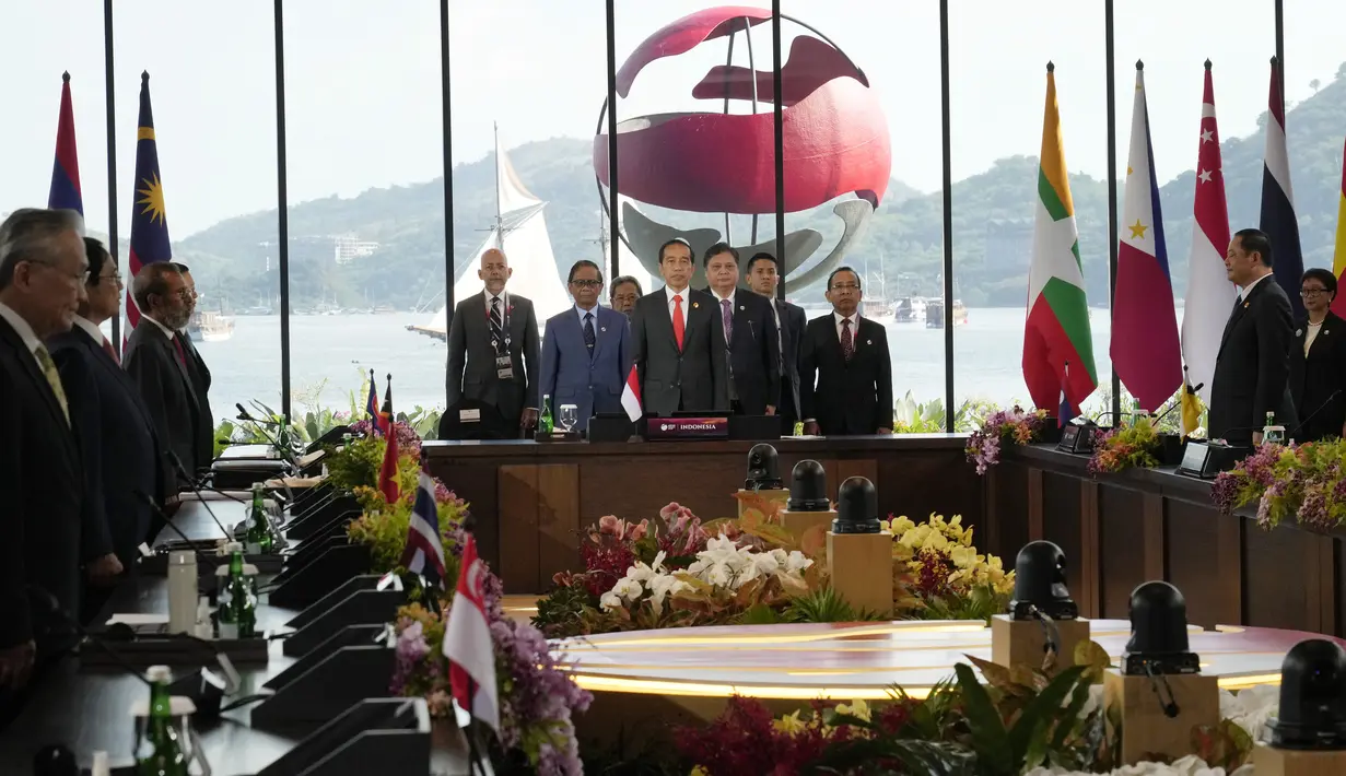 "Yang Mulia para pemimpin ASEAN, selamat datang di KTT ke-42 ASEAN di Labuan Bajo, Indonesia," ujar Jokowi. (AP Photo/Achmad Ibrahim, Pool)
