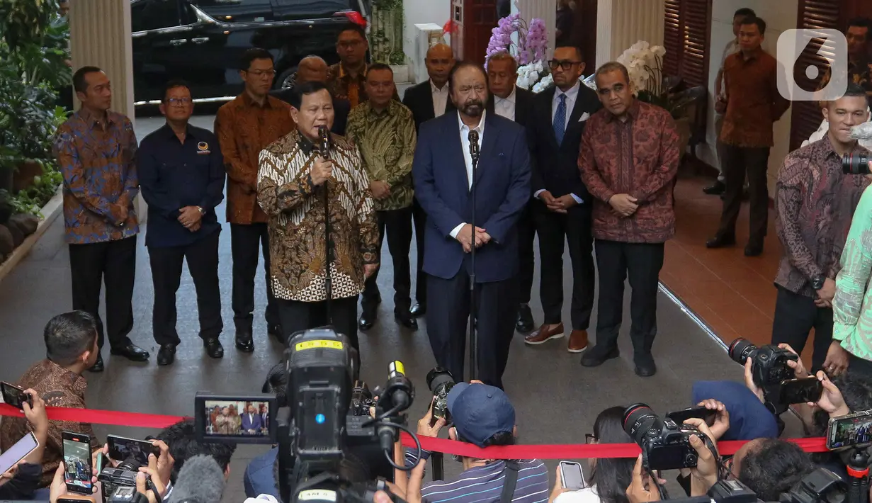 Kedua tokoh tersebut terlihat akrab sambil menjawab pertanyaan dari para pewarta. (Liputan6.com/Herman Zakharia)
